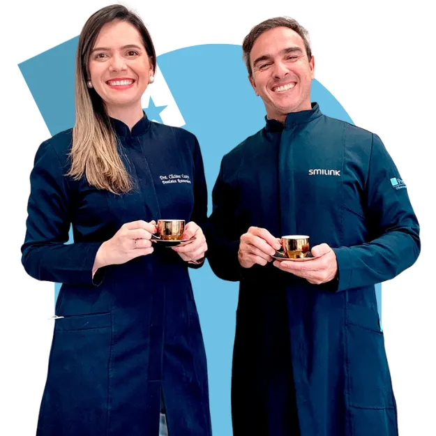 Dr. Rodrigo Garbim e uma profissional da equipe, de uniforme azul-marinho, segurando xícaras de café