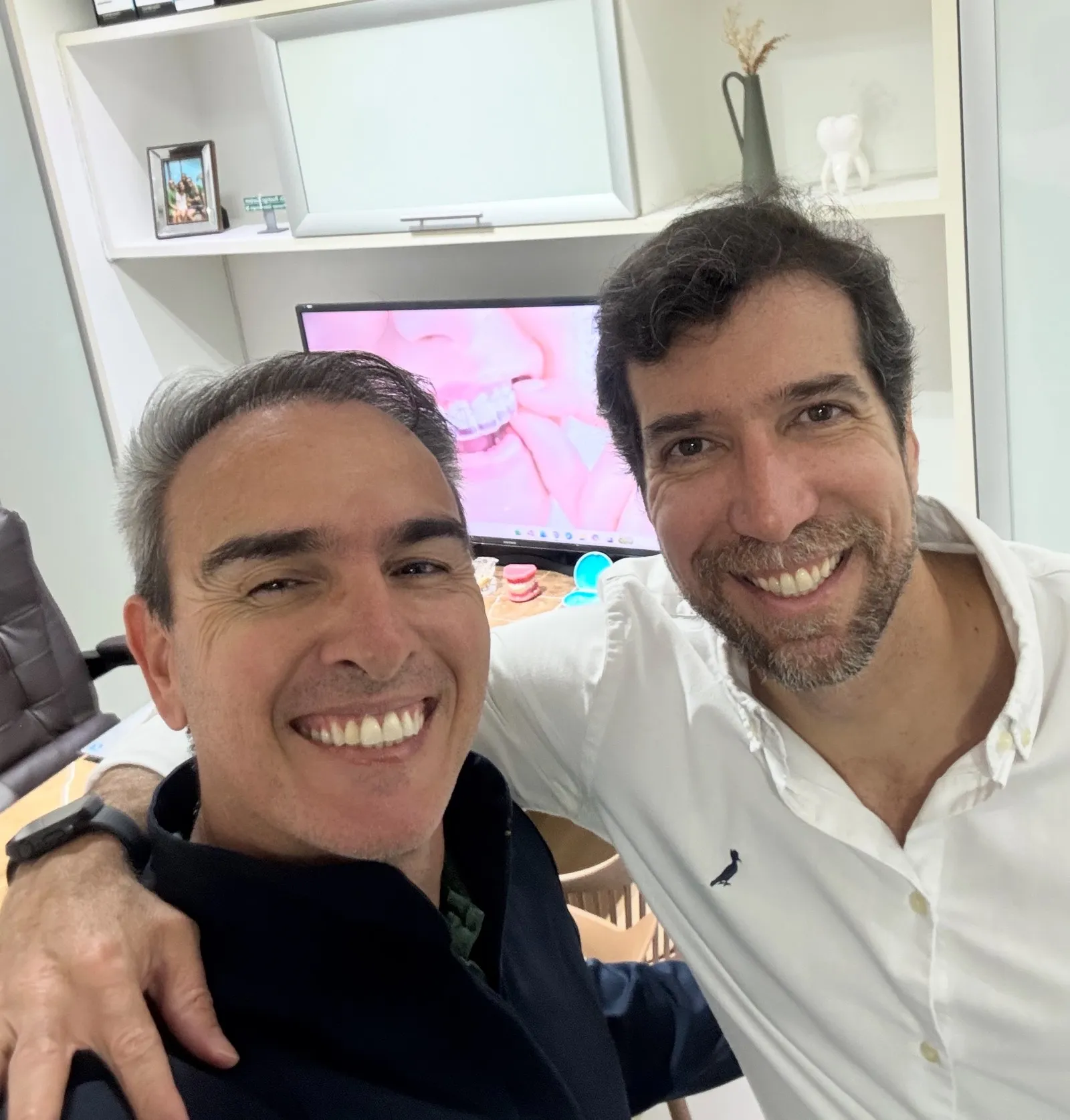 Selfie do Dr. Rodrigo Garbim com um homem de camisa branca, no consultório da clínica nova
