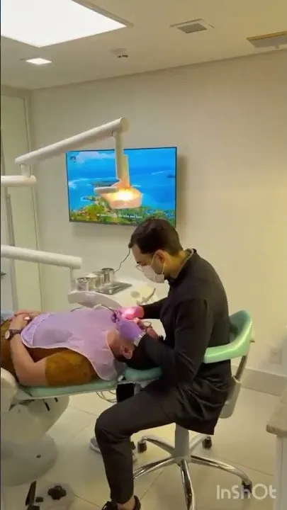 Dr. Rodrigo Garbim atendendo uma paciente no consultório, em quadro do vídeo