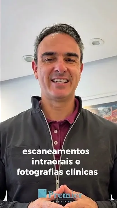 Dr. Rodrigo Garbim sorrindo no consultório, em quadro do vídeo